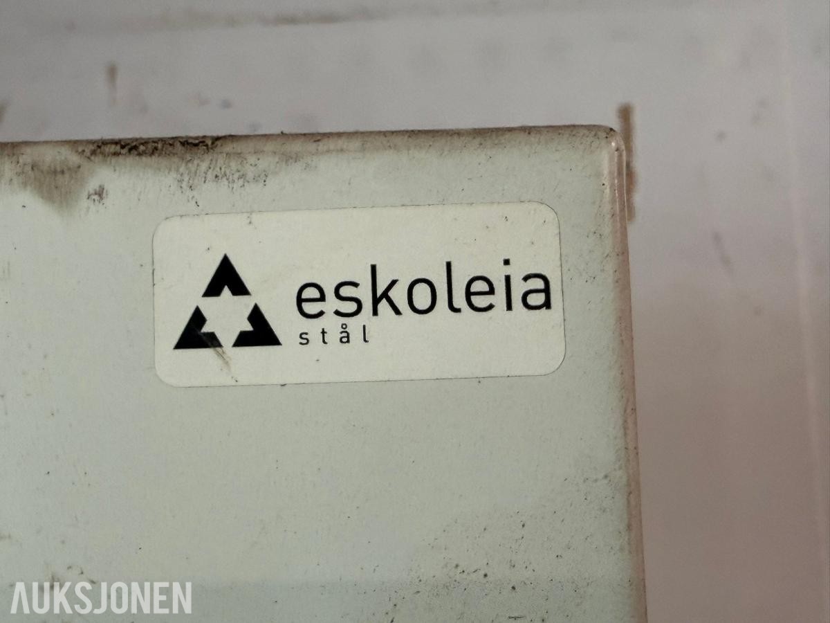 Eskoleia stålskap med lås og hyller
