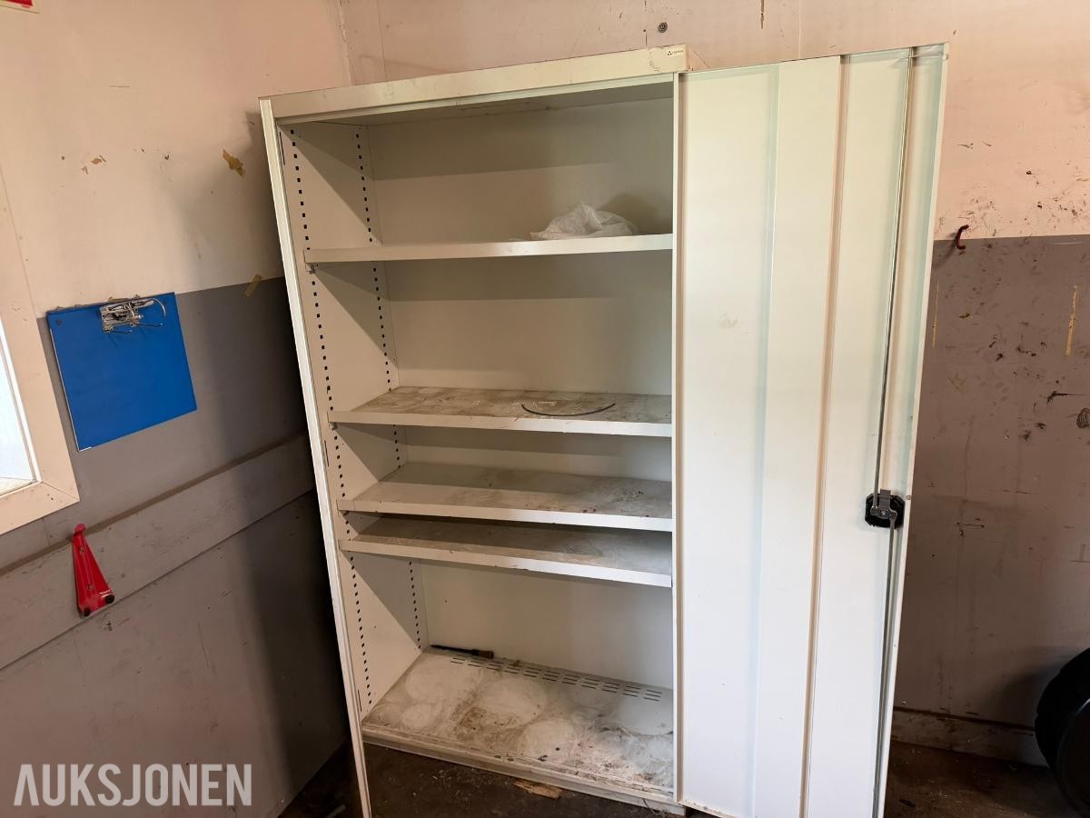 Eskoleia stålskap med lås og hyller