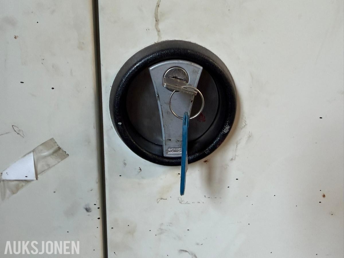 Eskoleia stålskap med lås og hyller