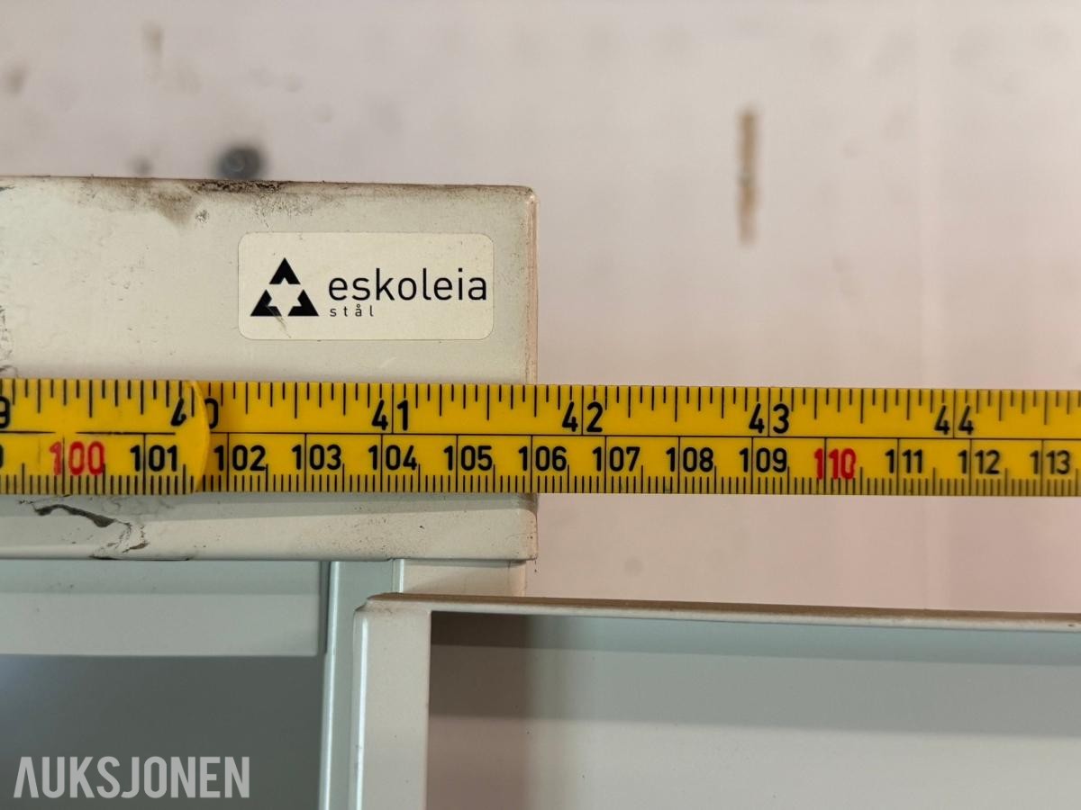 Eskoleia stålskap med lås og hyller