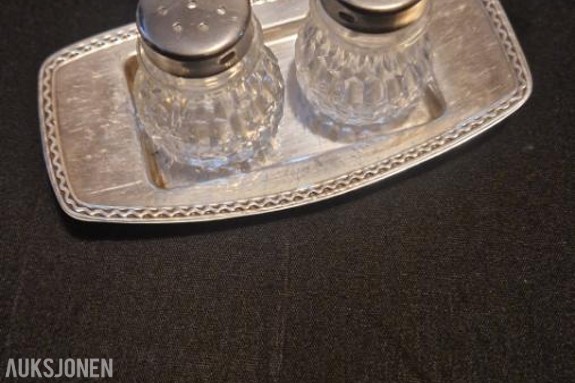 David-Andersen salt- og peppersett i sølvfat – klassisk og elegant