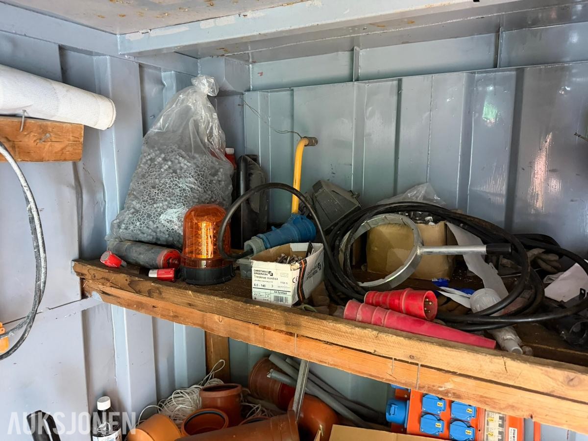 10 fots stålcontainer med verktøy og materiell