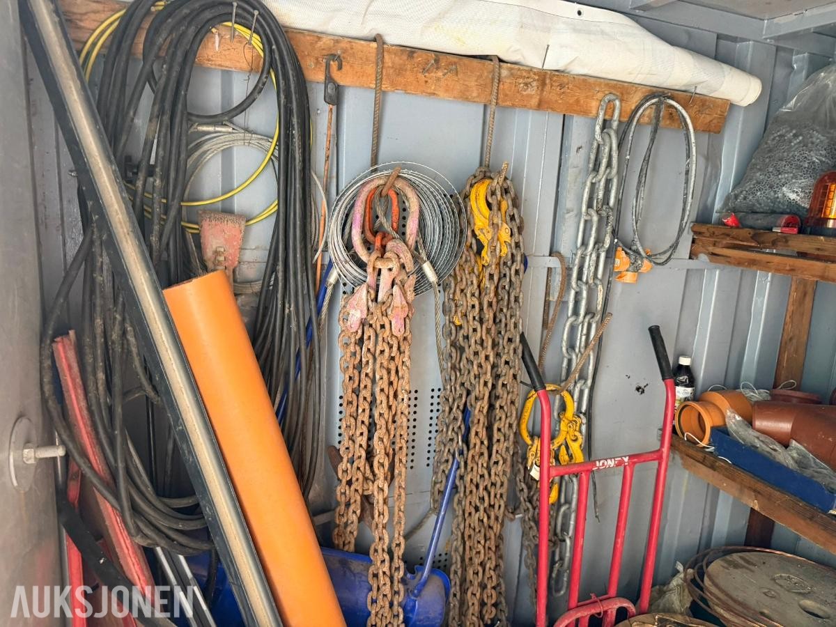 10 fots stålcontainer med verktøy og materiell