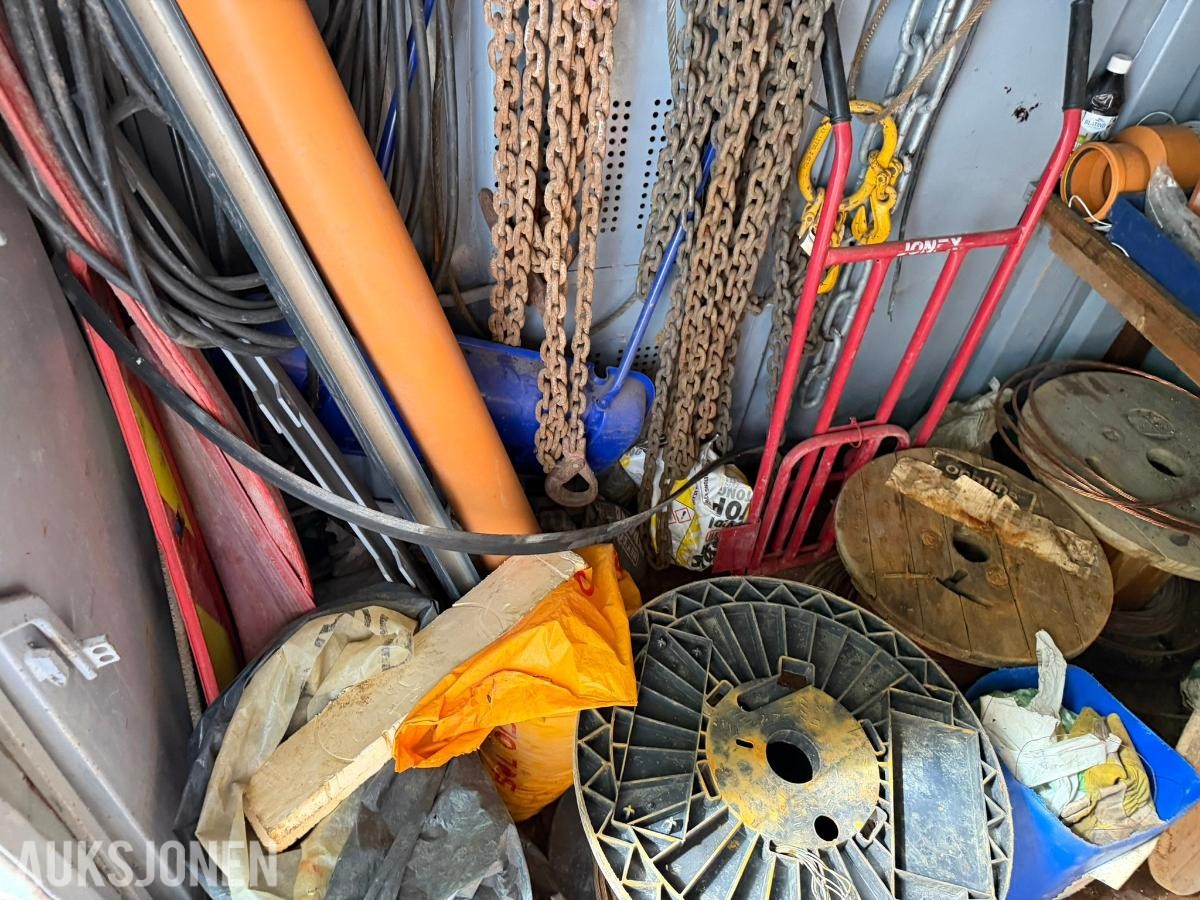 10 fots stålcontainer med verktøy og materiell
