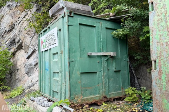 10 fots stålcontainer med verktøy og materiell