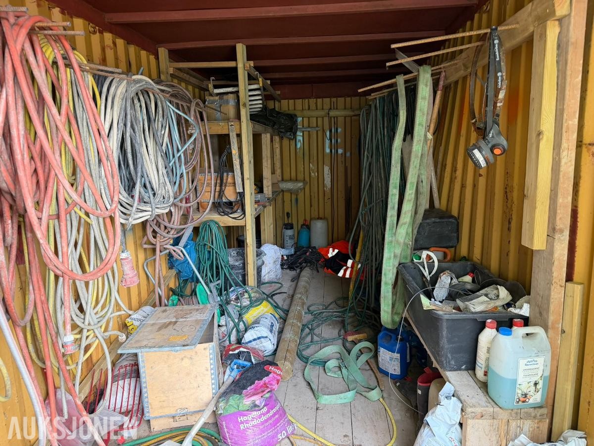 20 fots stålcontainer med kabler, slanger og utstyr
