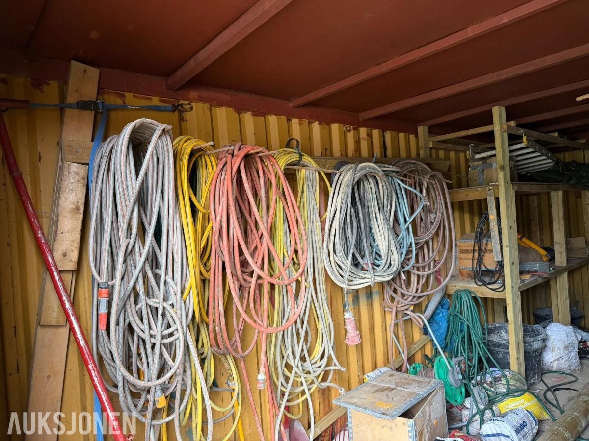 20 fots stålcontainer med kabler, slanger og utstyr