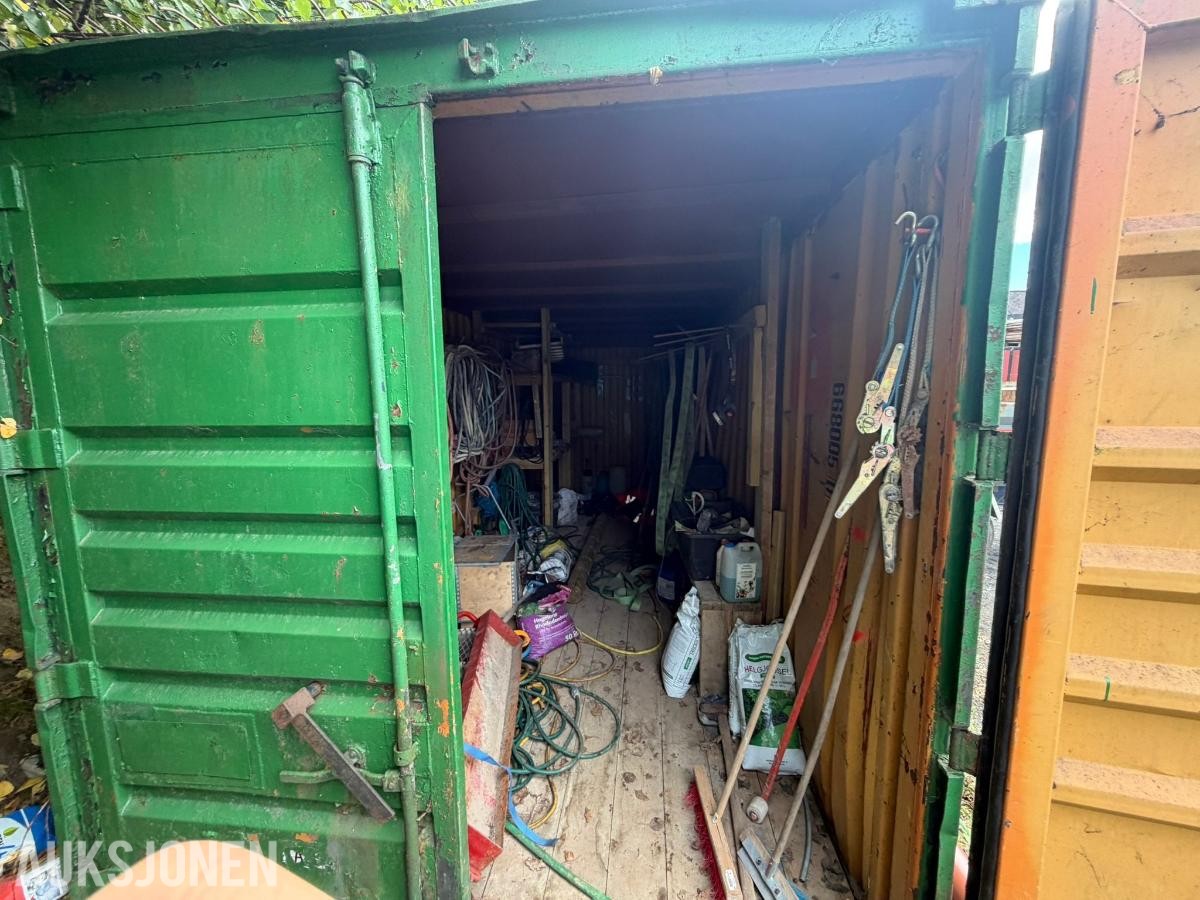 20 fots stålcontainer med kabler, slanger og utstyr