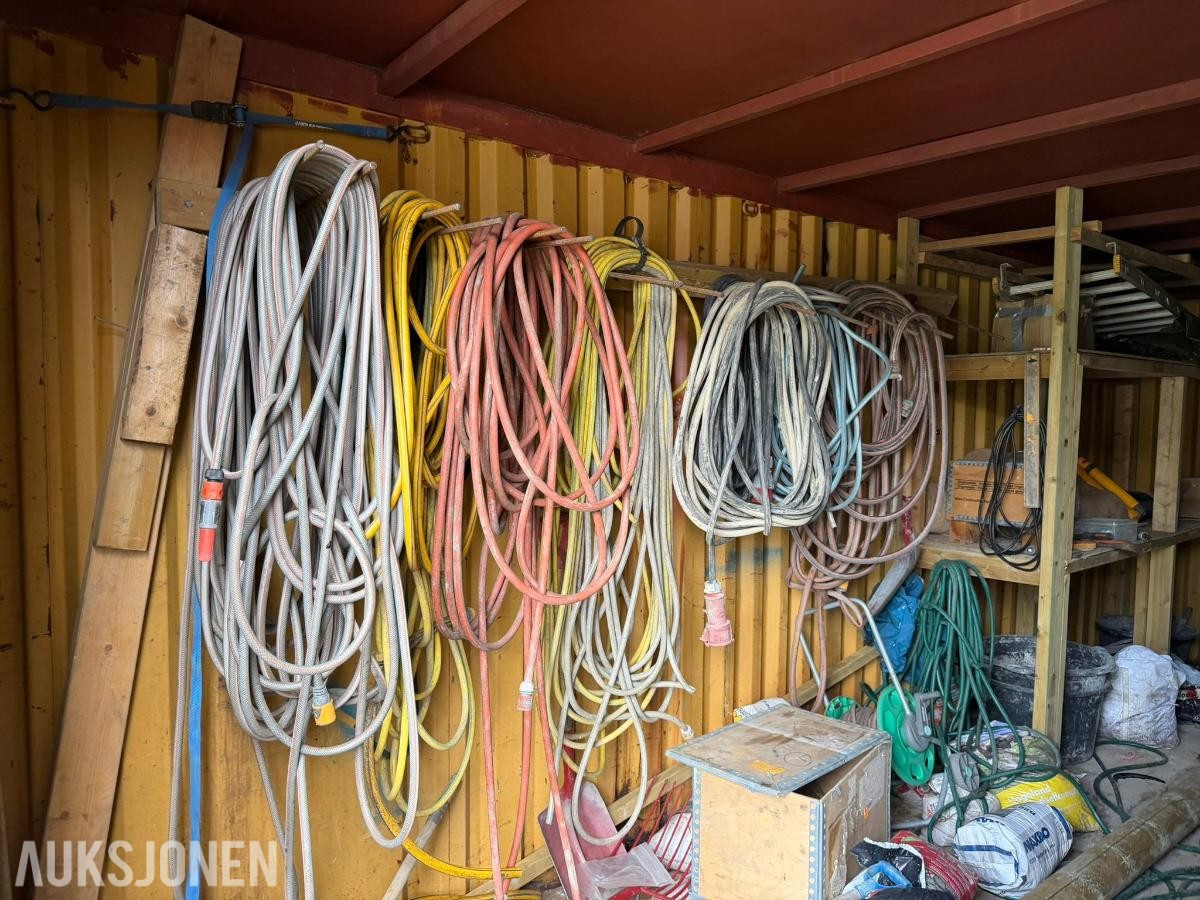 20 fots stålcontainer med kabler, slanger og utstyr