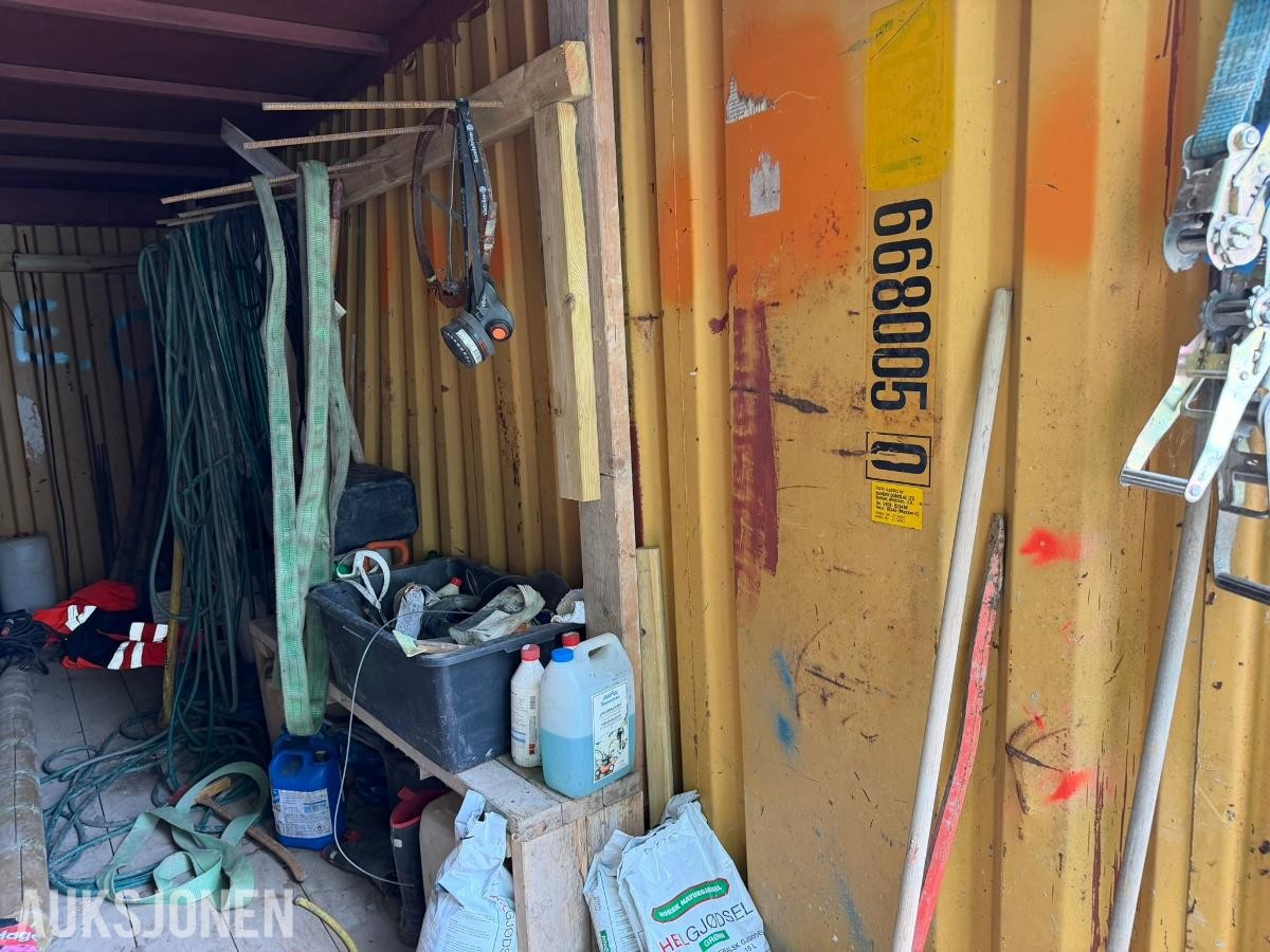 20 fots stålcontainer med kabler, slanger og utstyr