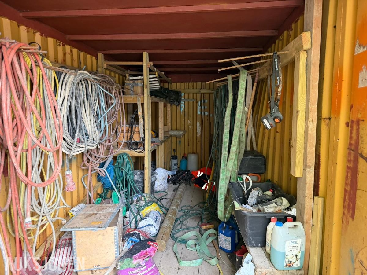 20 fots stålcontainer med kabler, slanger og utstyr