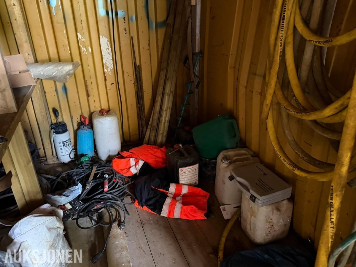 20 fots stålcontainer med kabler, slanger og utstyr
