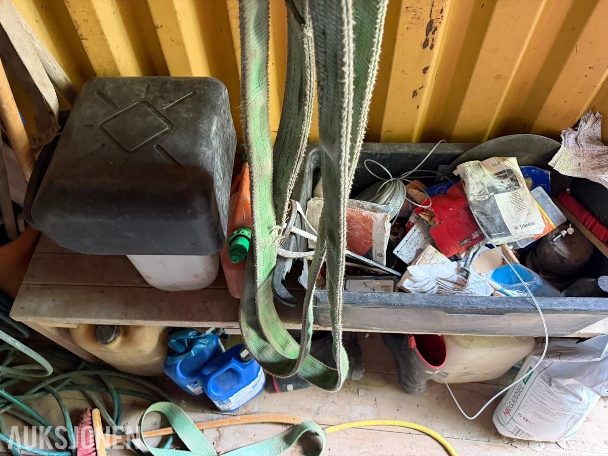 20 fots stålcontainer med kabler, slanger og utstyr