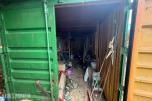 20 fots stålcontainer med kabler, slanger og utstyr