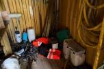 20 fots stålcontainer med kabler, slanger og utstyr
