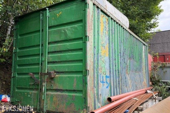20 fots stålcontainer med kabler, slanger og utstyr