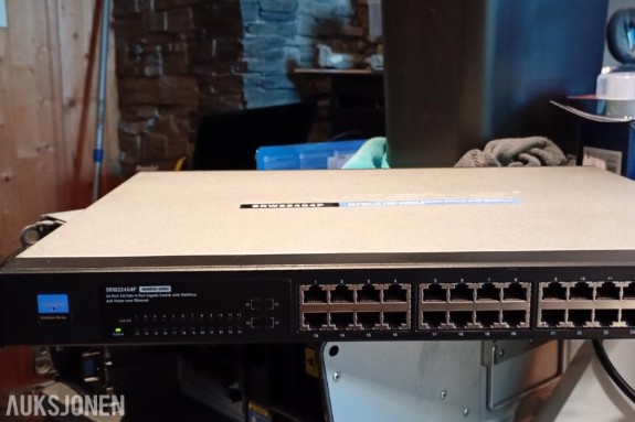Parti med 7 stk Linksys / Cisco SRW224G4P 24-Port PoE Switsjer