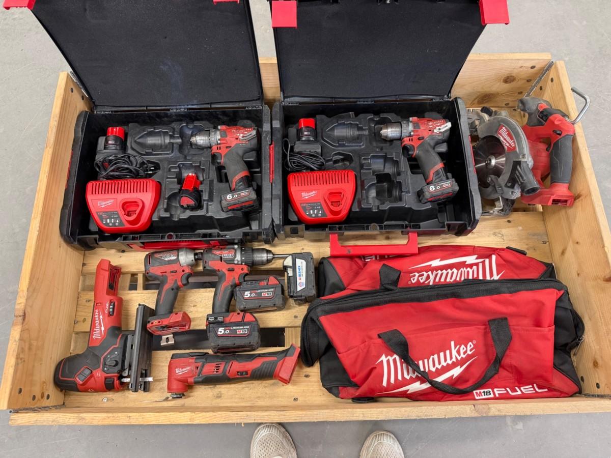 Milwaukii pakke med: kapp/gjere sag, stikksag, sirkelsag, muttertrekker, drill +++