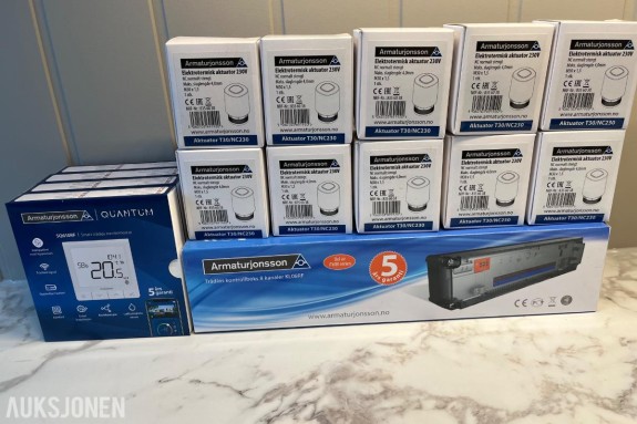 2021 Armaturjonsson Arjonfloor - 4 stk - Quantum SQ610RF Smart trådløs romtermostat 10 stk - Aktuator T30/NC230 Elektronisk aktuator 230v 1 stk - KL08RF Trådløs kontrollboks 8 kanaler