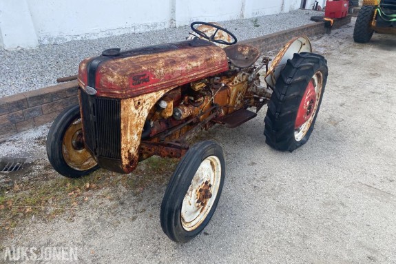 Ford 8N veterantraktor med ekstra gir – reparasjonsobjekt
