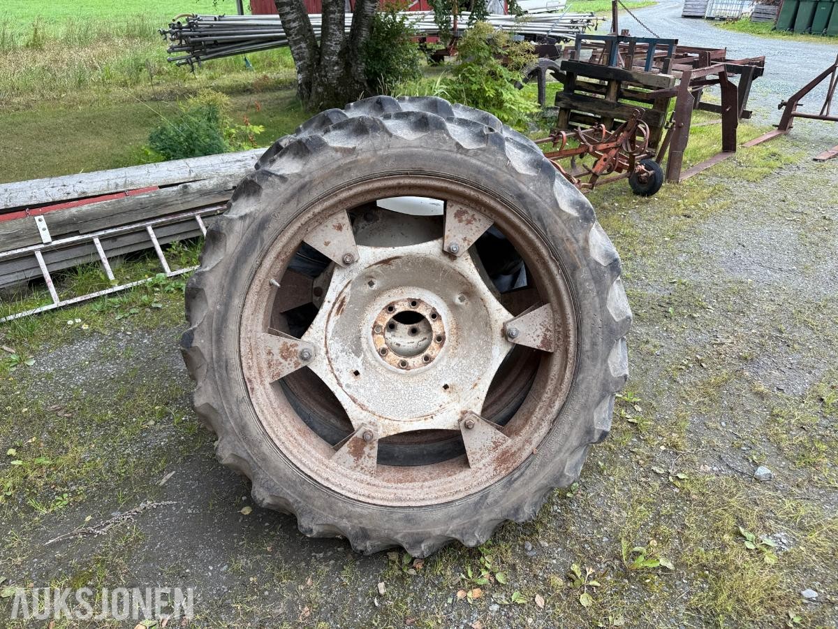 4 stk. sprøytehjul / smale traktorhjul – 8.3 R32 + 9.5 R44