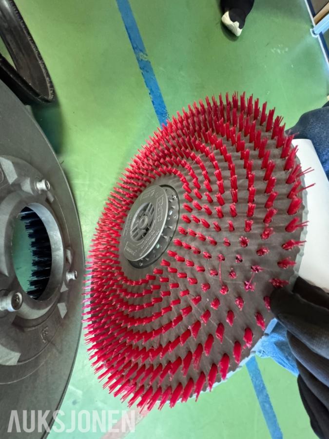 2017 Nilfisk SC1500 ecoflex stå-på gulvvaskemaskin / 43 timer
