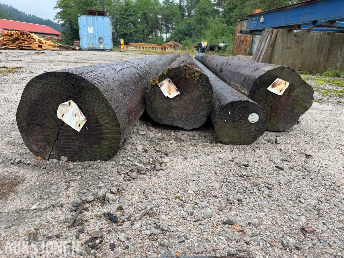 4 STK KREOSOTIMPREGNERTE STOLPER – CA. 9 M LENGDER
