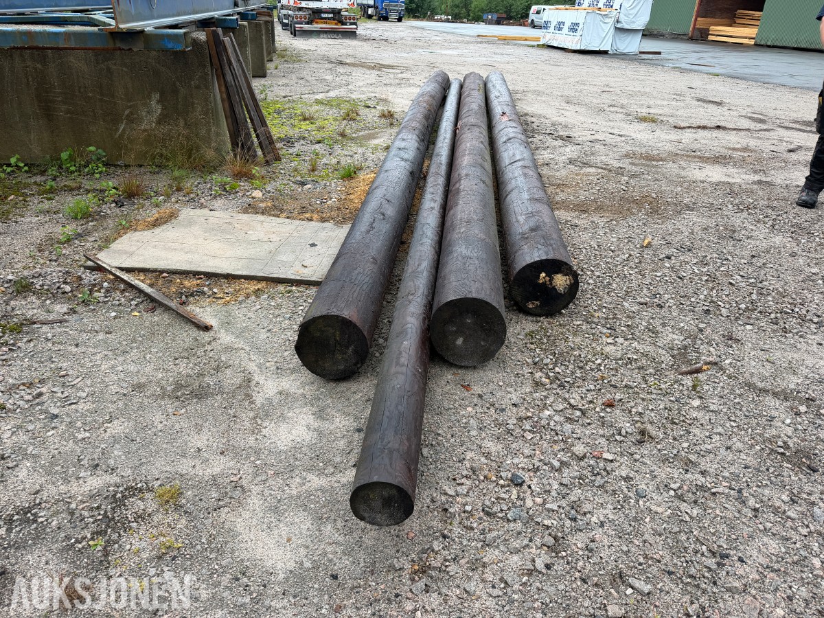 4 STK KREOSOTIMPREGNERTE STOLPER – CA. 9 M LENGDER