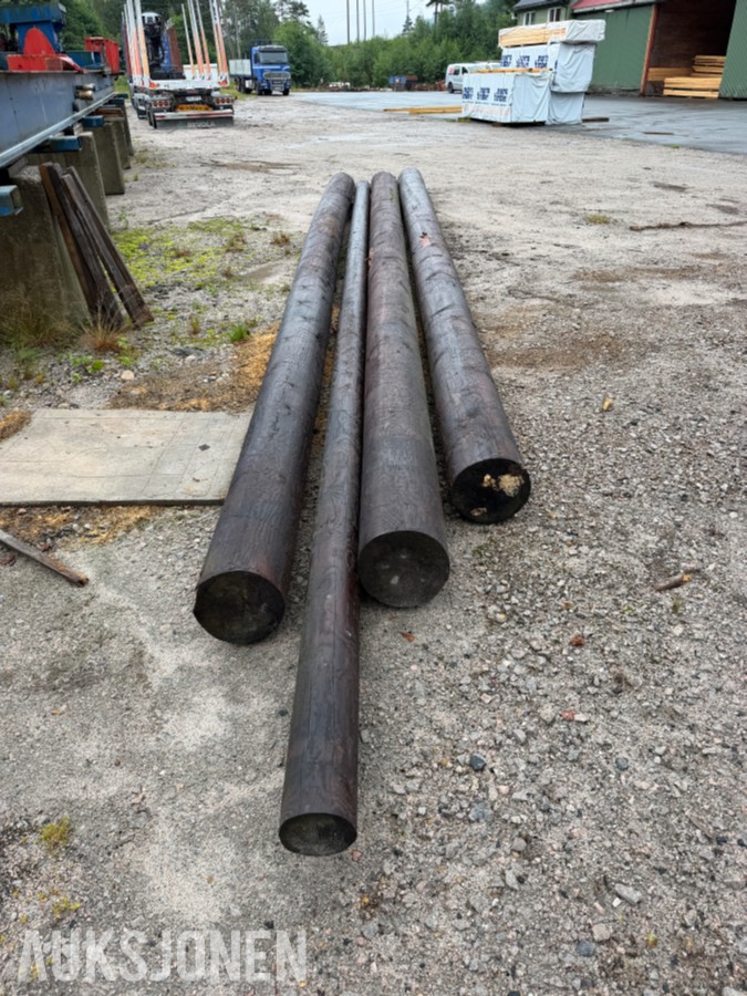 4 STK KREOSOTIMPREGNERTE STOLPER – CA. 9 M LENGDER