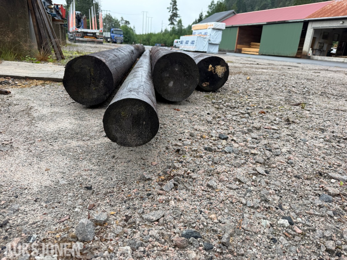 4 STK KREOSOTIMPREGNERTE STOLPER – CA. 9 M LENGDER