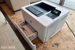 2 stk HP LaserJet Enterprise M506dn og Targus videokonferansesystem