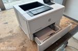 2 stk HP LaserJet Enterprise M506dn og Targus videokonferansesystem