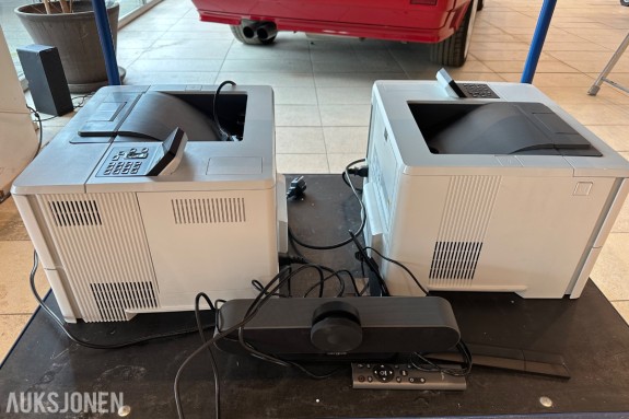2 stk HP LaserJet Enterprise M506dn og Targus videokonferansesystem