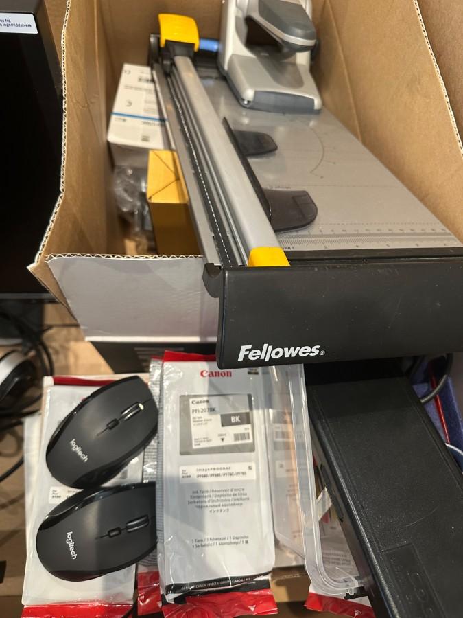 Samsung PC-skjermer, Canon blekk, Fellowes rulleskjærer og kontortilbehør