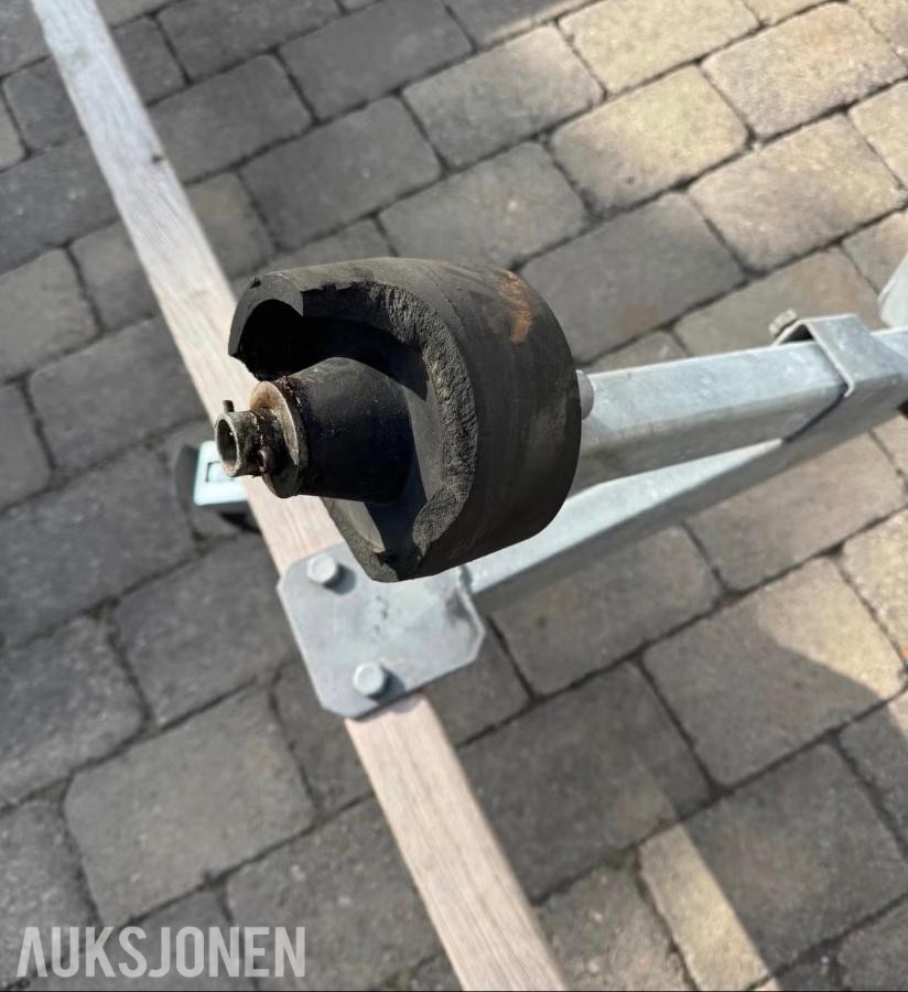 Båtkrybbe med svingbare hjul