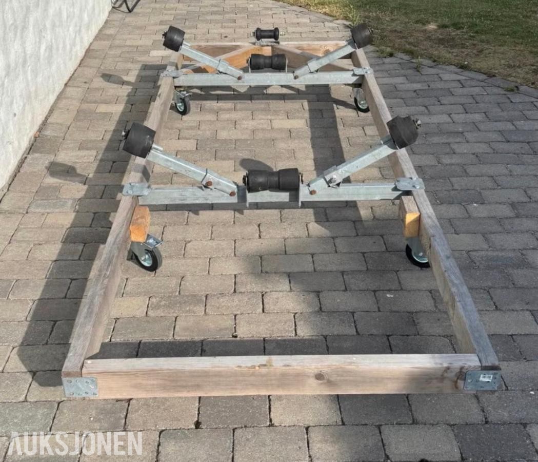 Båtkrybbe med svingbare hjul