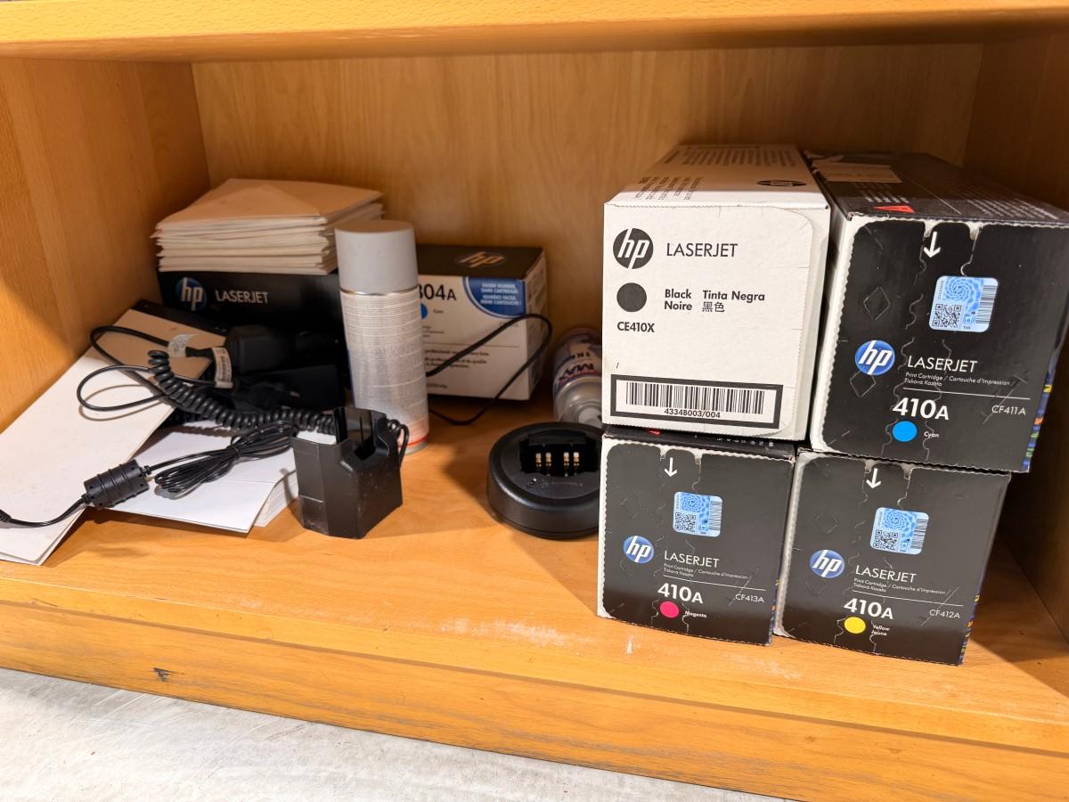 Kontorhyller med DYMO LabelManager, Leitz laminator og HP-toner