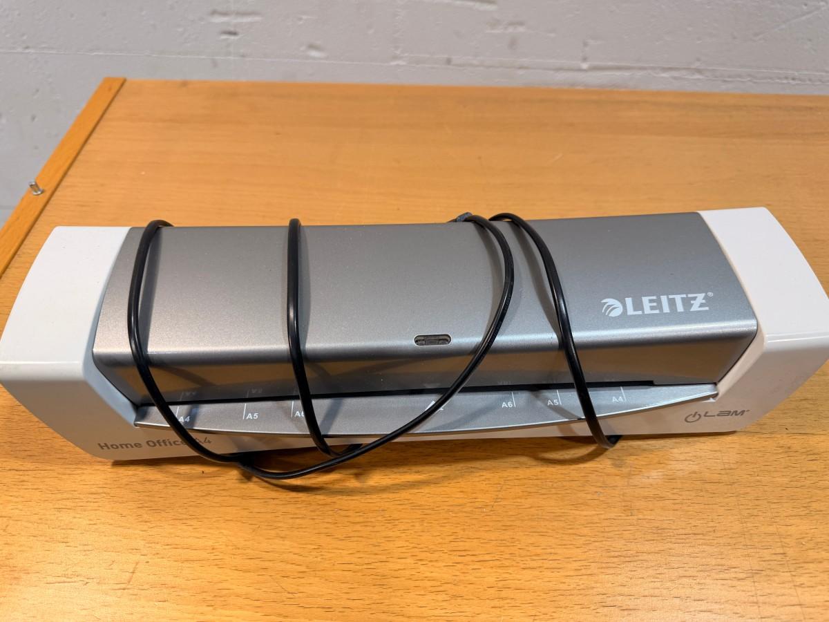 Kontorhyller med DYMO LabelManager, Leitz laminator og HP-toner