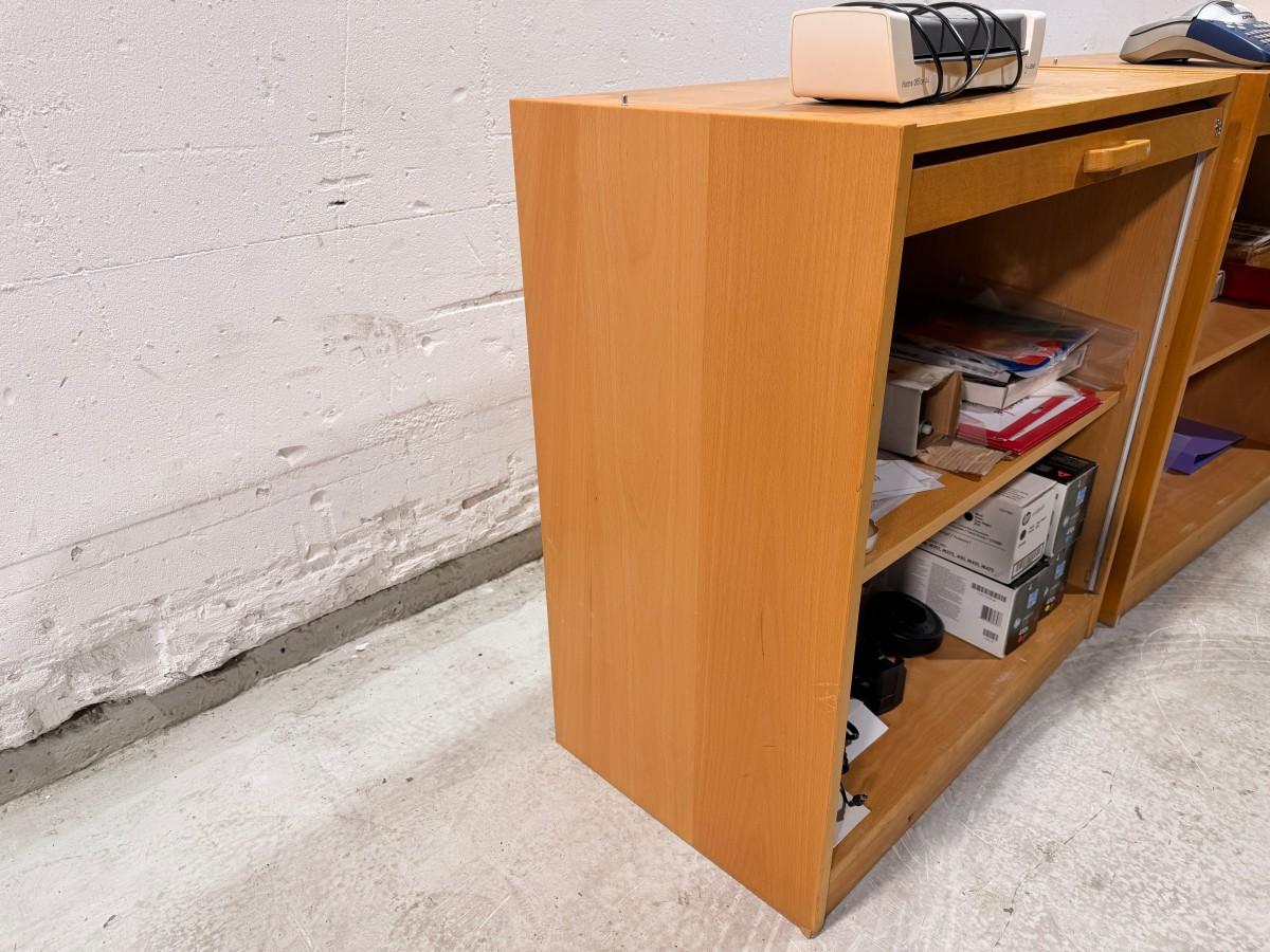 Kontorhyller med DYMO LabelManager, Leitz laminator og HP-toner