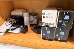 Kontorhyller med DYMO LabelManager, Leitz laminator og HP-toner