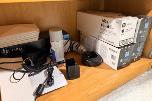 Kontorhyller med DYMO LabelManager, Leitz laminator og HP-toner