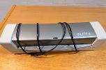 Kontorhyller med DYMO LabelManager, Leitz laminator og HP-toner