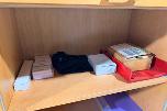 Kontorhyller med DYMO LabelManager, Leitz laminator og HP-toner
