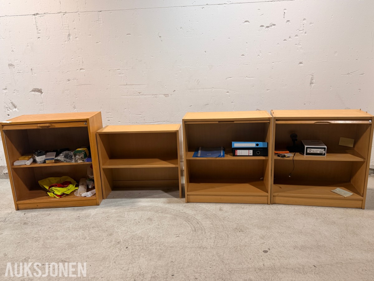 4 stk kontorskap/reolskap med innhold