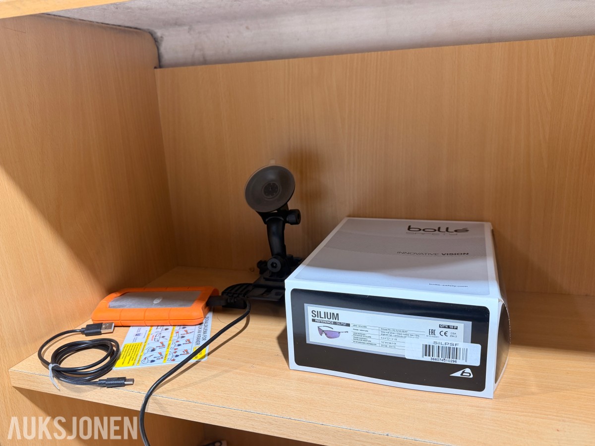 4 stk kontorskap/reolskap med innhold