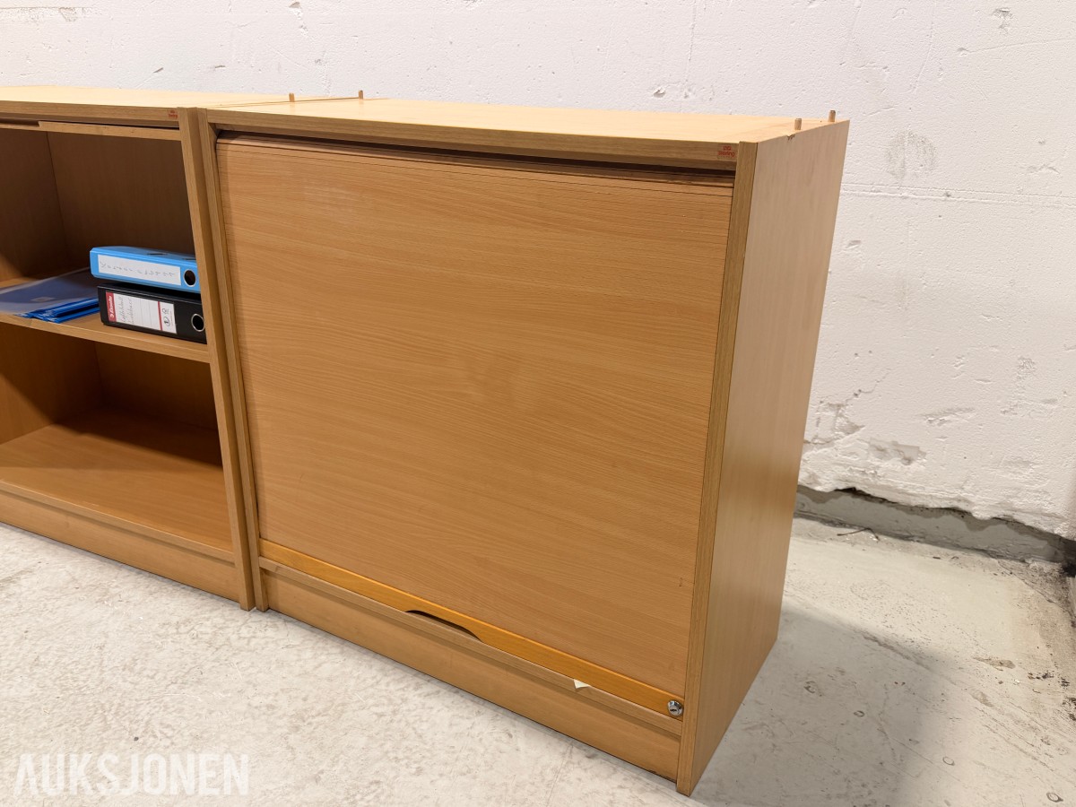 4 stk kontorskap/reolskap med innhold