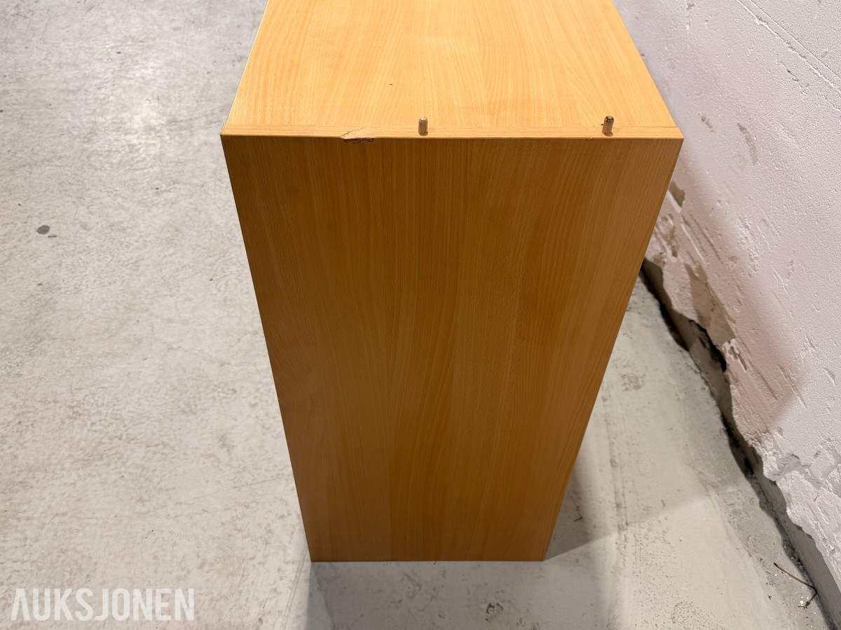 4 stk kontorskap/reolskap med innhold