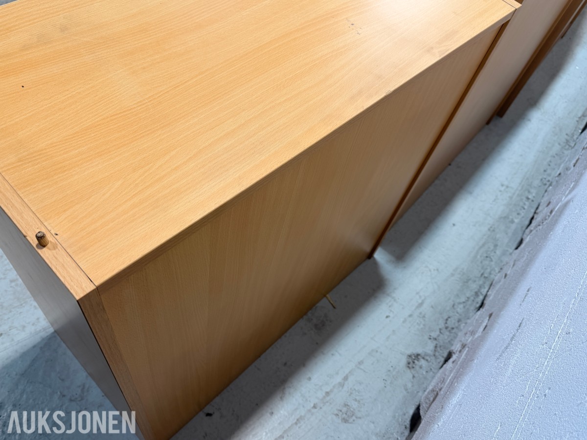 4 stk kontorskap/reolskap med innhold