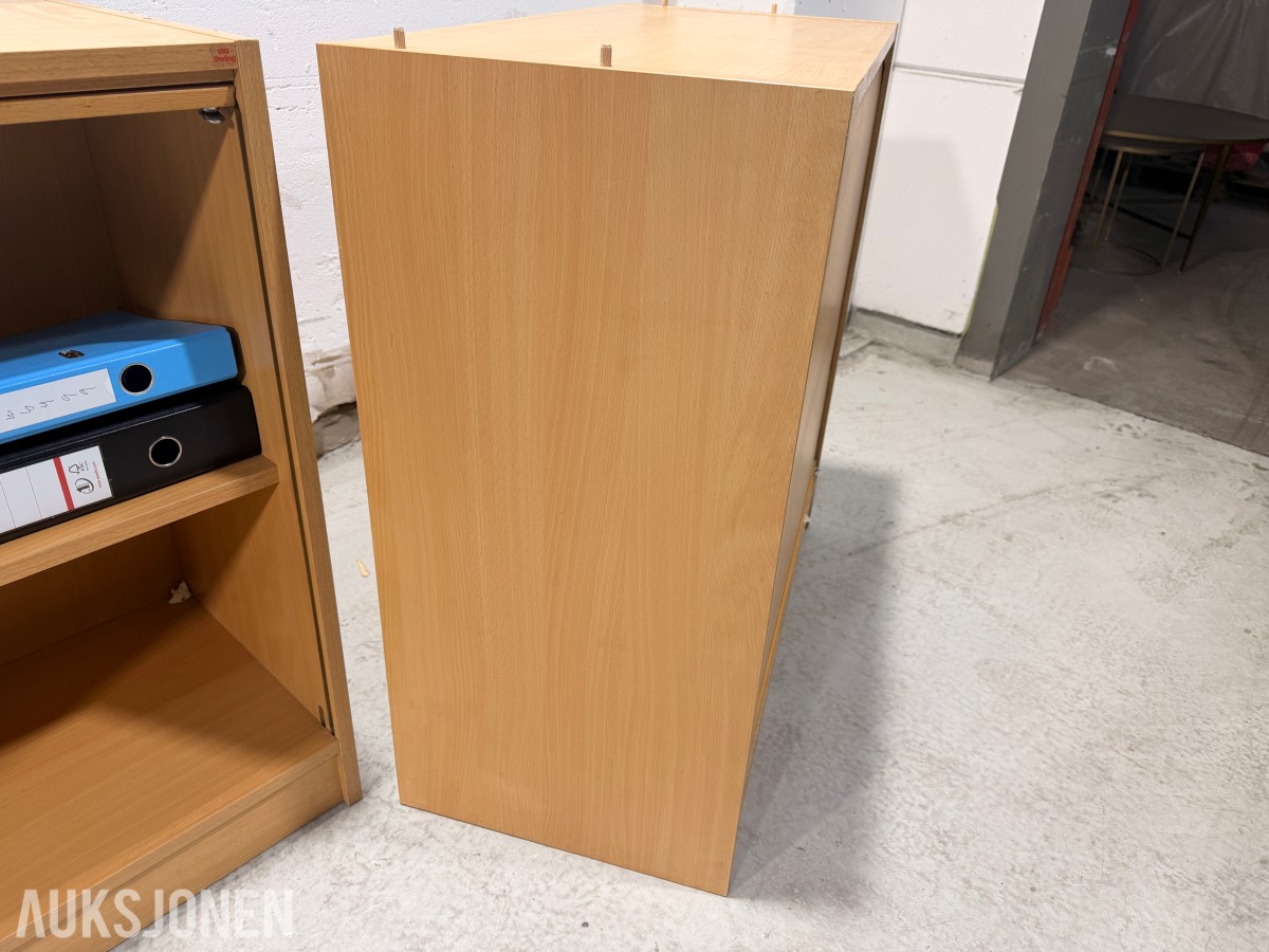 4 stk kontorskap/reolskap med innhold