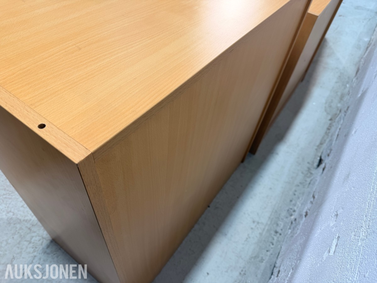 4 stk kontorskap/reolskap med innhold